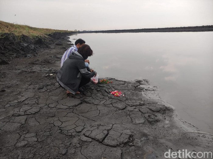 Menyambut bulan Ramadhan, warga Kecamatan Porong Sidoarjo memiliki tradisi ziarah ke makam leluhur. Tradisi itupun dilakukan oleh warga korban lumpur Sidoarjo.