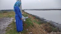 Hal yang sama disampaikan oleh Jamian (51) warga Siring RT 1 mengaku, karena makam leluhurnya terendam semburan lumpur. Terpaksa tradisi ziarah kubur itu dilakukan diatas tanggul penahan lumpur.