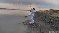Jamian menambahkan, sewaktu bulan Desember 2006 itu memiliki rasa ingin  memindahkan makam kedua mertua. Namun awal-awal tahun 2007 semburan lumpur makin membesar, sehingga niatan tersebut gagal.
