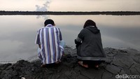 Ini momen saat warga melakukan tabur bunga di tempat pemakaman umum ( TPU) yang terendam oleh semburan lumpur.