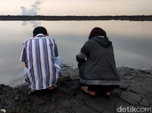 Tabur Bunga di Atas Tanggul Lumpur Lapindo
