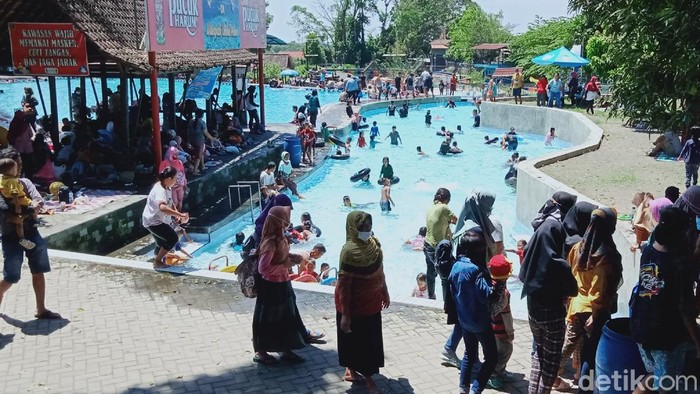 Tak Pakai Masker, Pengunjung Nekat Datangi Objek Wisata Air di Klaten Tak Pakai Masker, Pengunjung Nekat Datangi Objek Wisata Air di Klaten