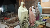 Warga di daerah terdampak gempa Malang tersebut menggunakan bangunan masjid dan mushala yang masih utuh untuk melaksanakan shalat tarawih pertama di bulan Ramadhan. ANTARA FOTO/Ari Bowo Sucipto.