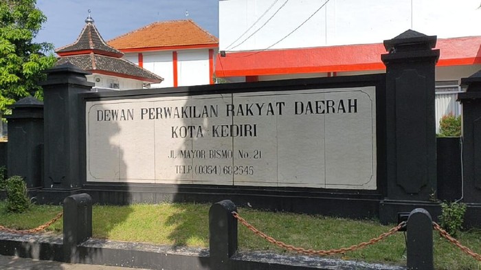 Tas Mencurigakan Ditemukan Dalam Halaman Gedung DPRD Kota Kediri