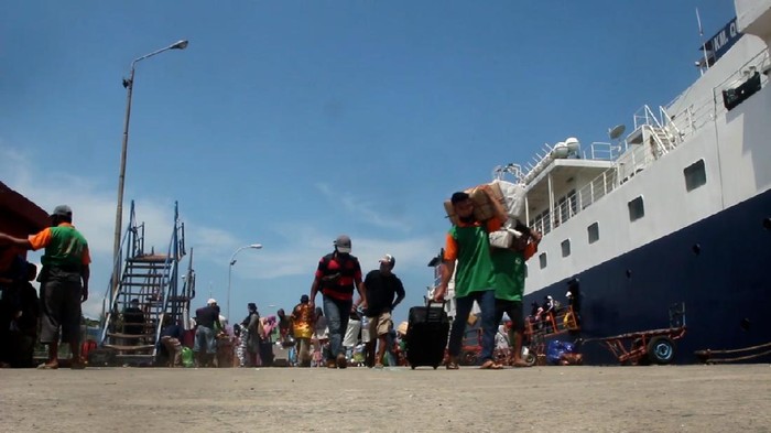 Ratusan penumpang kapal dari Nunukan, Kalimantan Utara, tiba di Pelabuhan Nusantara, Kota Parepare, Sulawesi Selatan. Mereka mengaku mudik lebih awal sebelum dilarang pada 6-17 Mei mendatang.