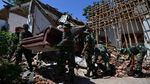 Bahu-Membahu TNI-Polri Bantu Warga Korban Gempa