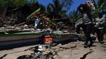 Bahu-Membahu TNI-Polri Bantu Warga Korban Gempa