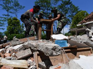 Bahu-Membahu TNI-Polri Bantu Warga Korban Gempa
