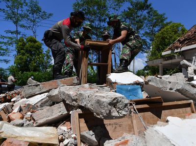 Bahu-Membahu TNI-Polri Bantu Warga Korban Gempa