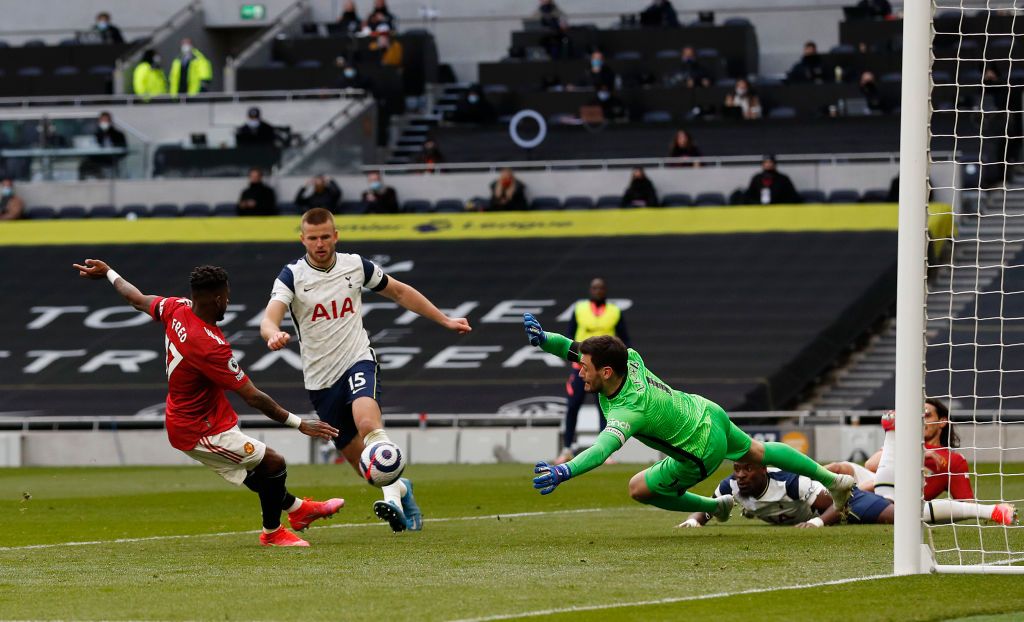 LONDON, ENGLAND - APRIL 11: Edinson Cavani of Manchester United scores their side's second goal past Hugo Lloris of Tottenham Hotspur during the Premier League match between Tottenham Hotspur and Manchester United at Tottenham Hotspur Stadium on April 11, 2021 in London, England. Sporting stadiums around the UK remain under strict restrictions due to the Coronavirus Pandemic as Government social distancing laws prohibit fans inside venues resulting in games being played behind closed doors. (Photo by Matthew Childs - Pool/Getty Images)