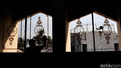 Bersih-bersih Masjid Sambut Ramadhan