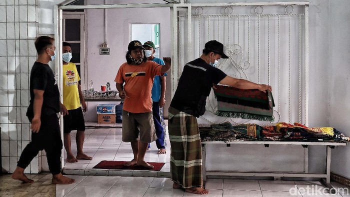 Tradisi Bersihkan Masjid Sambut Ramadhan Sejumlah warga membersihkan masjid di kawasan Masjid Jami AL-Muhtarom, Koja, Jakarta Utara, Senin (12/4). Kegiatan tersebut bertujuan untuk membersihkan dan mensterilkan area masjid untuk kesiapan ibadah di Bulan Suci Ramadhan 1442 H pada esok hari, Selasa (13/4).