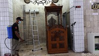 Khususnya yang saat ini masih mengalami masa pandemi COVID-19, kebersihan masjid harus selalu dijaga.  
