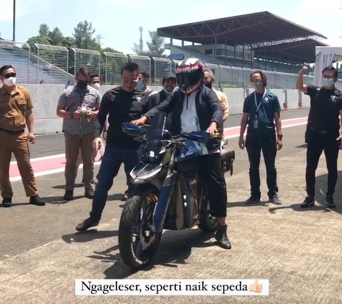 Wakil Gubernur Jawa Barat Uu Ruzhanul Ulum mencoba motor listrik Anubis Cruisecross