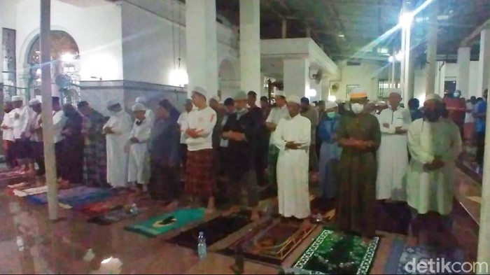 Warga antusias melaksanakan salat tarawih di Masjid Agung Sultan Mahmud Badaruddin Palembang (Prima Syahbana/detikcom)