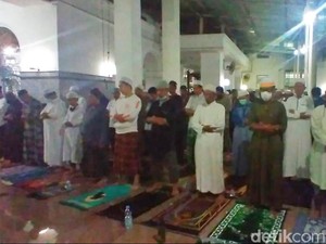 Tarawih Perdana Sejak Pandemi, Masjid Agung Palembang Penuh Jemaah