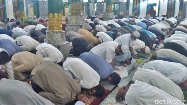 Warga antusias melaksanakan salat tarawih di Masjid Agung Sultan Mahmud Badaruddin Palembang (Prima Syahbana/detikcom)