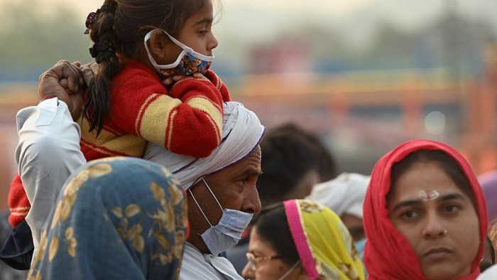 Warga India berkumpul di tepi Sungai Gangga dalam rangka festival keagamaan Kumb Mela Hindu devotees gather on the banks of the Ganges River on the day of Shahi Snan (Royal Bath) during the ongoing religious Kumbh Mela festival, in Haridwar on April 12, 2021. (Photo by Money SHARMA / AFP)