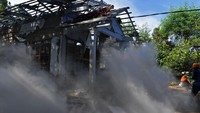 Rumah terpaksa di rubuhkan untuk mengantisipasi jatuhnya reruntuhan pascagempa.