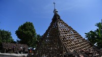 Usai dirubuhkan, beberapa puing-puing yang masih berguna mulai disimpan warga.