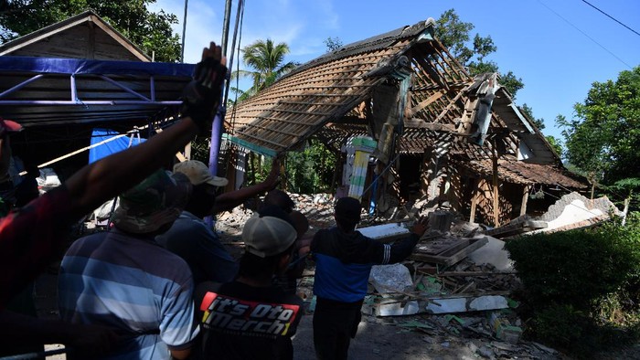 WARGA RUBUHKAN BANGUNAN YANG RUSAK AKIBAT GEMPA Dinding Posyandu yang rusak akibat gempa di Desa Kaliuling, Lumajang, Jawa Timur, Senin (12/4/2021). Warga mulai merubuhkan bangunannya yang rusak akibat gempa yang terjadi pada Sabtu (10/4) untuk mengantisipasi jatuhnya reruntuhan pascagempa. ANTARA FOTO/Zabur Karuru/foc.