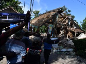Warga Lumajang Terpaksa Rubuhkan Rumah Rusak Imbas Gempa
