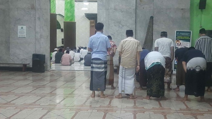 Warga Surabaya Antusias salat tarawih hari pertama masjid kemayoran