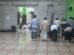 Kebahagiaan Warga Surabaya Tarawih Hari Pertama Sejak Pandemi COVID-19