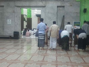 Kebahagiaan Warga Surabaya Tarawih Hari Pertama Sejak Pandemi COVID-19