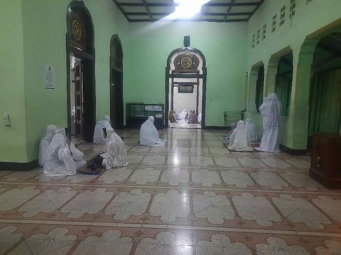Warga Surabaya Antusias salat tarawih hari pertama masjid kemayoran