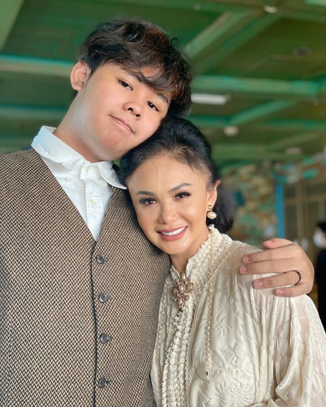 Anak-anak Yuni Shara pun tak sungkan memperlihatkan keakraban dengan ibu mereka yang diunggah di Instagram. Foto: Instagram/@yunishara36