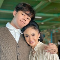 Anak-anak Yuni Shara pun tak sungkan memperlihatkan keakraban dengan ibu mereka yang diunggah di Instagram. Foto: Instagram/@yunishara36