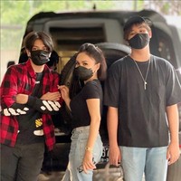 Perawakan mungil dan tubuh ramping, ditunjang dengan gaya stylish kekinian, Yuni Shara memang pantas dijuluki hot mama. Foto: Instagram/@yunishara36