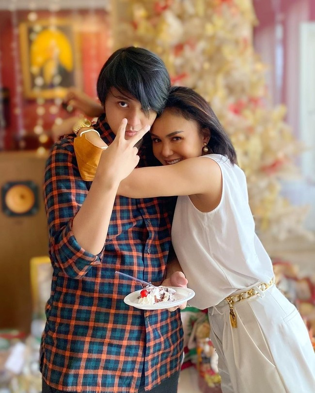 Anak pertama Yuni Shara, Cavin Obrient Salomo Siahaan, kini berusia 19 tahun dan sudah lulus SMA. Foto: Instagram/@yunishara36