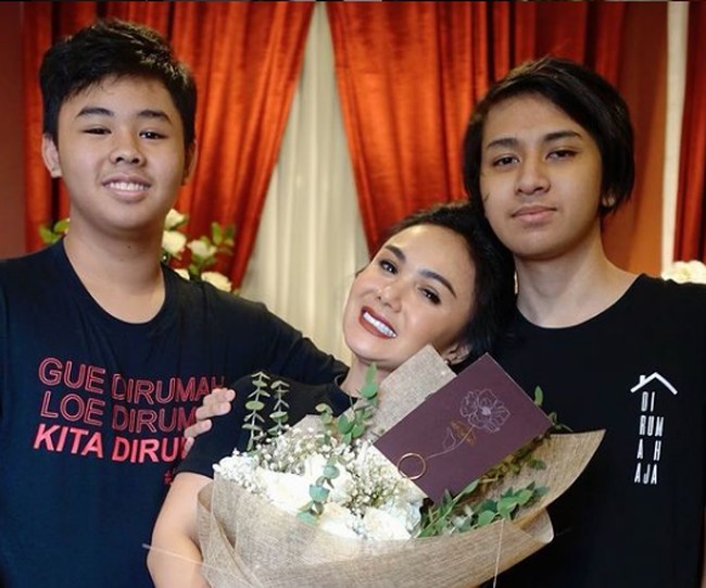 Yuni Shara sering kali membuat netizen takjub dengan penampilannya yang awet muda. Di usia 48 tahun, ia pun masih pantas bergaya seperti anak muda. Foto: Instagram/@yunishara36