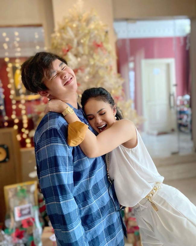 Sementara putra bungsunya Cello berusia 16 tahun. Meskipun terpaut jauh dari usia anak-anaknya, Yuni Shara tetap terlihat keren saat hang out bareng mereka. Setuju? Foto: Instagram/@yunishara36