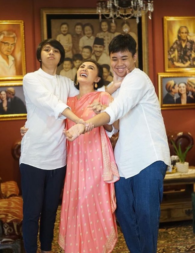 Setelah cerai dari Henry Siahaan, hak asuh anak memang jatuh ke tangan Yuni Shara. Itu juga yang membuat hubungan mereka cukup dekat seperti kakak dan adik. Foto: Instagram/@yunishara36