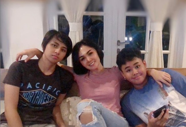 Ia kerap mengunggah foto bersama kedua anaknya, Cavin Obrient Salomo Siahaan dan Cello Obient Siahaan. Saat foto bareng, kakak Krisdayanti ini pun tak terlihat seperti ibu mereka. Foto: Instagram/@yunishara36