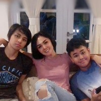 Ia kerap mengunggah foto bersama kedua anaknya, Cavin Obrient Salomo Siahaan dan Cello Obient Siahaan. Saat foto bareng, kakak Krisdayanti ini pun tak terlihat seperti ibu mereka. Foto: Instagram/@yunishara36