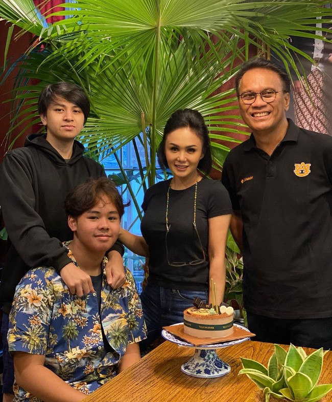 Cavin dan Cello merupakan anak dari pernikahan kedua Yuni Shara dengan Henry Siahaan. Meskipun telah bercerai, Yuni dan Henry masih berhubungan baik, demi anak-anak mereka. Foto: Instagram/@yunishara36