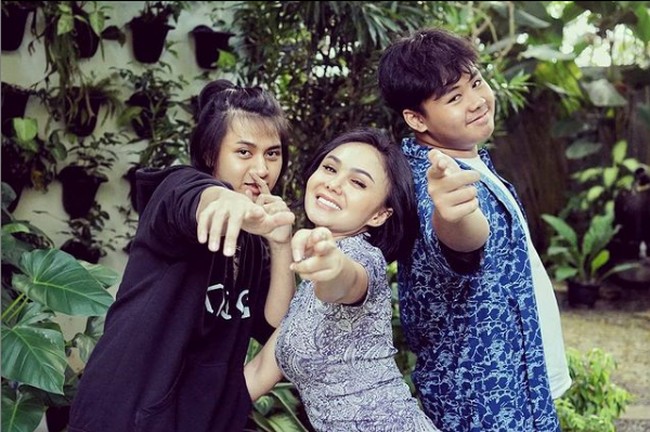 Penyanyi berparas manis ini lebih seperti kakak-beradik dengan Cavin dan Cello. Foto: Instagram/@yunishara36