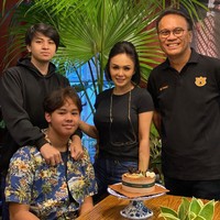 Cavin dan Cello merupakan anak dari pernikahan kedua Yuni Shara dengan Henry Siahaan. Meskipun telah bercerai, Yuni dan Henry masih berhubungan baik, demi anak-anak mereka. Foto: Instagram/@yunishara36