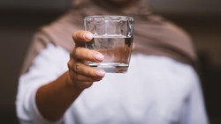 Minum Air Putih Bisa Menurunkan Kolesterol? Dokter Pastikan Hoax, Ini Faktanya
