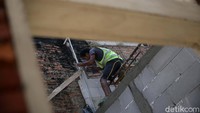 Pekerja melakukan proses revitalisasi Kampung Kwitang, Jakarta, Selasa (13/4/2021).