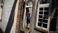 Pekerja melakukan proses revitalisasi Kampung Kwitang, Jakarta, Selasa (13/4/2021).