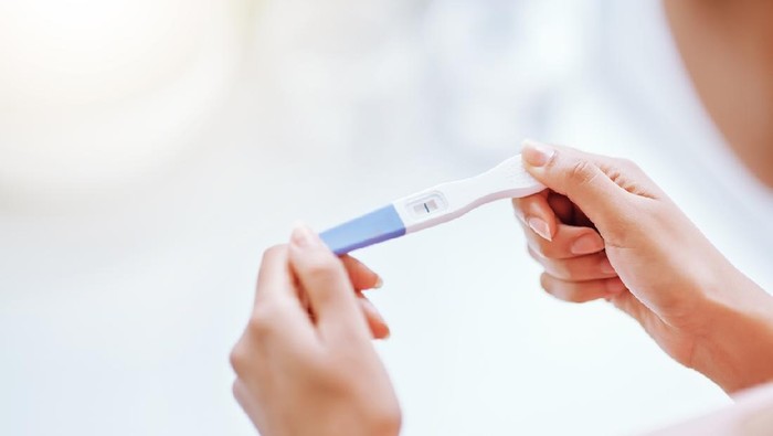 alat tes kehamilan Cropped shot of a young woman taking a pregnancy test