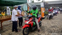 Menariknya, pembagian takjil tersebut dilakukan secara drive thru.