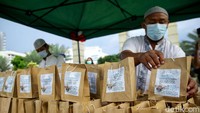 Pembagian takjil secara drive thru itu dilakukan sebagai upaya pencegahan penyebaran virus Corona.