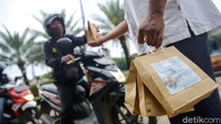 Kegiatan membagikan takjil gratis ini diketahui telah dilakukan para pengurus Masjid Al Azhar dari tahun kemarin.