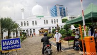 Kegiatan pembagian takjil secara drive thru itu dilakukan di halaman Masjid Al Azhar.